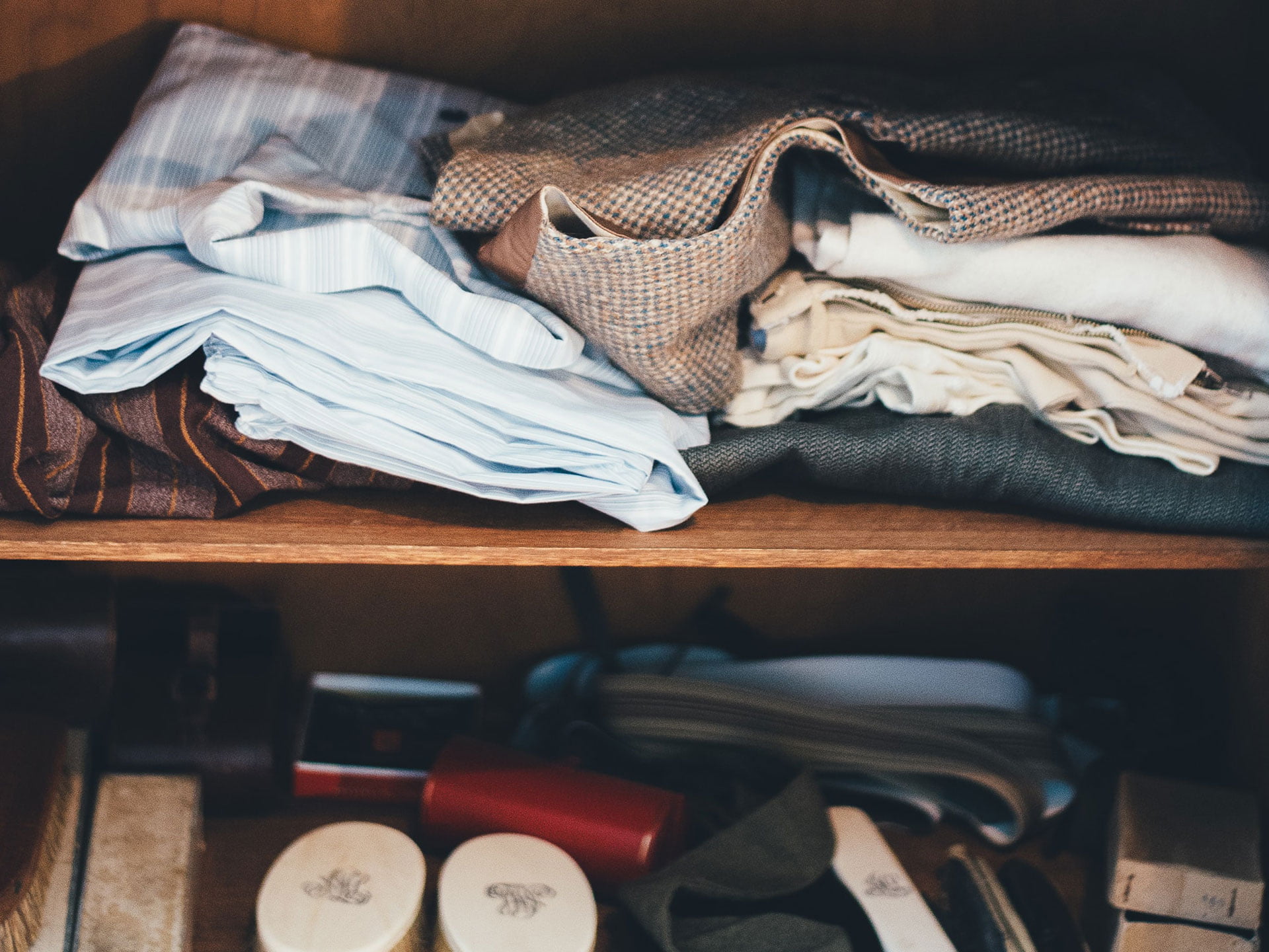 Lahjoitusvaatteita hyllyssä.